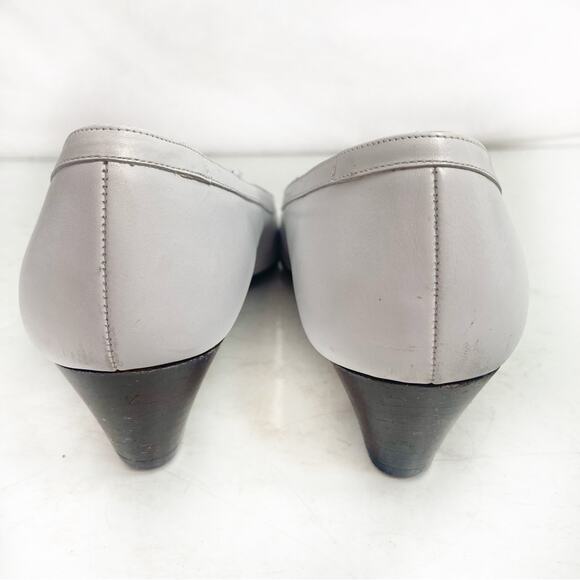 Vintage Salvatore Ferragamo White Classic Almond Toe Heels Size 7 - Picture 7 of 10